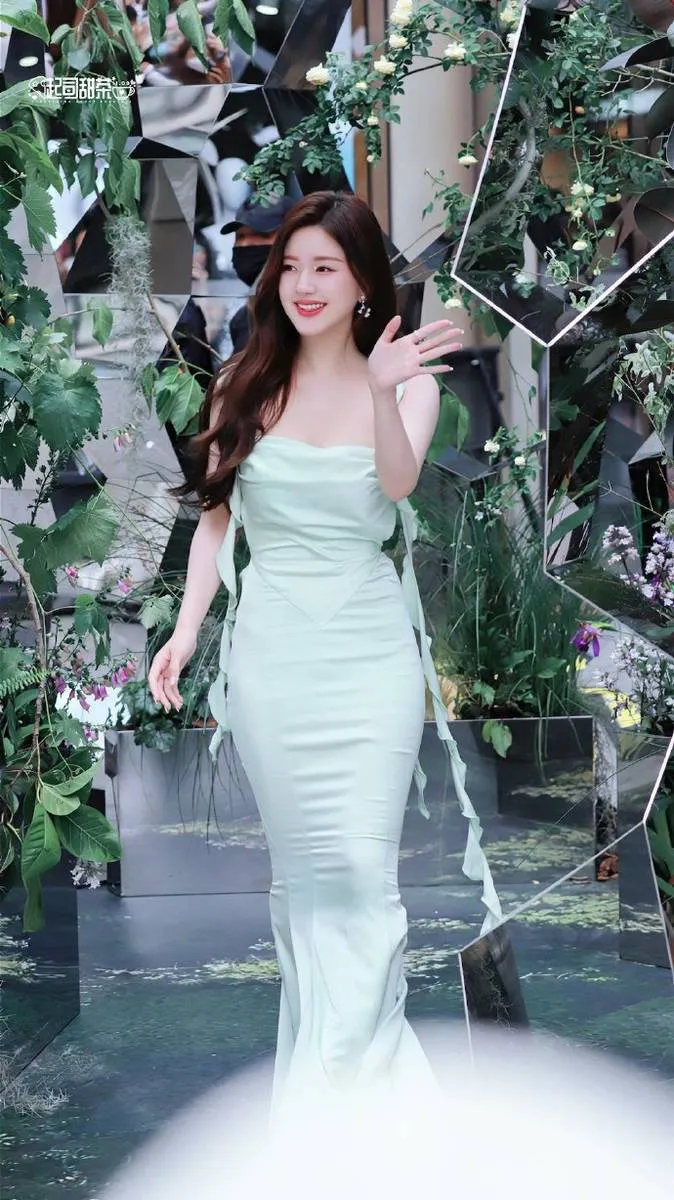 Triệu Lộ Tư khoe lưng trần quyến rũ - Ảnh 1. Triệu Lộ Tư khoe lưng trần quyến rũ - Ảnh 1.