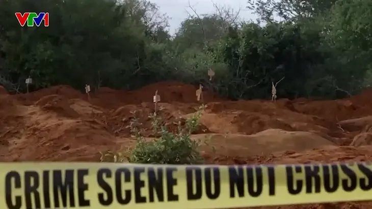 Phát hiện 200 thi thể liên quan giáo phái tuyệt thực tại Kenya - Ảnh 2. Phát hiện 200 thi thể liên quan giáo phái tuyệt thực tại Kenya - Ảnh 2.
