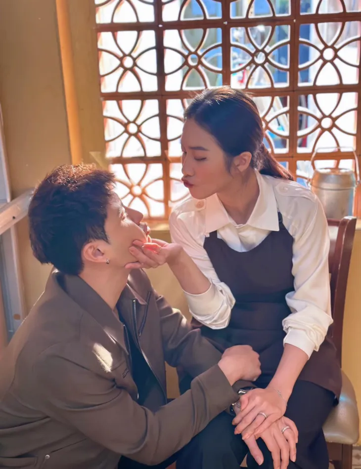 Thanh Sơn - Khả Ngân cực tình cảm ở hậu trường - Ảnh 3. Thanh Sơn - Khả Ngân cực tình cảm ở hậu trường - Ảnh 3.