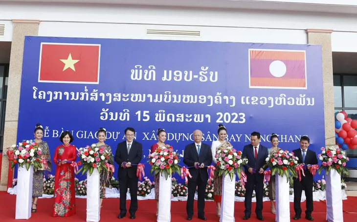 Việt Nam bàn giao sân bay Nong Khang cho Lào - Ảnh 2. Việt Nam bàn giao sân bay Nong Khang cho Lào - Ảnh 2.