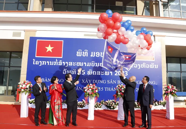 Việt Nam bàn giao sân bay Nong Khang cho Lào - Ảnh 1. Việt Nam bàn giao sân bay Nong Khang cho Lào - Ảnh 1.