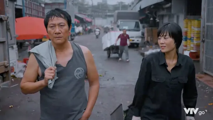 Cuộc đời vẫn đẹp sao - Tập 19: Lưu tranh thủ ôm eo, gạ Luyến góp gạo thổi cơm chung - Ảnh 1.