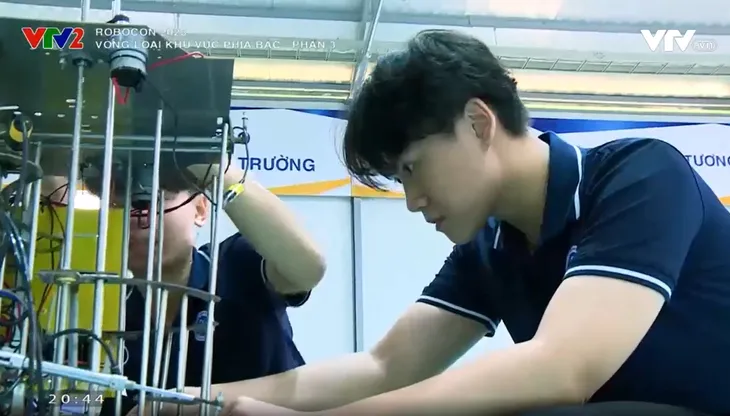 Các sinh viên trường Cao đẳng Công nghệ Bách khoa Hà Nội say mê chế tạo robot - Ảnh 2. Các sinh viên trường Cao đẳng Công nghệ Bách khoa Hà Nội say mê chế tạo robot - Ảnh 2.