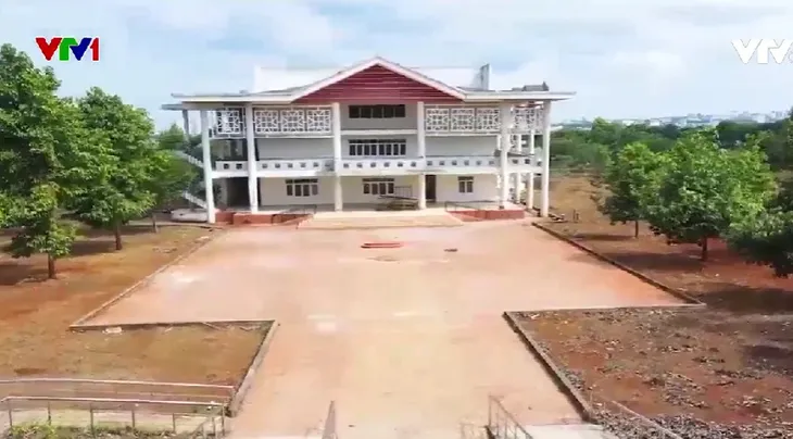 Trung tâm thanh thiếu niên gần 62 tỷ đồng bị bỏ hoang - Ảnh 1. Trung tâm thanh thiếu niên gần 62 tỷ đồng bị bỏ hoang - Ảnh 1.
