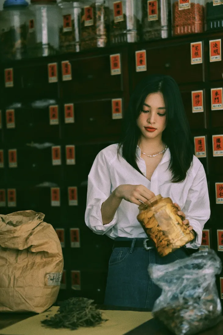 Hoa hậu Tiểu Vy đẹp hút hồn trong bộ ảnh thập niên 90 - Ảnh 8. Hoa hậu Tiểu Vy đẹp hút hồn trong bộ ảnh thập niên 90 - Ảnh 8.