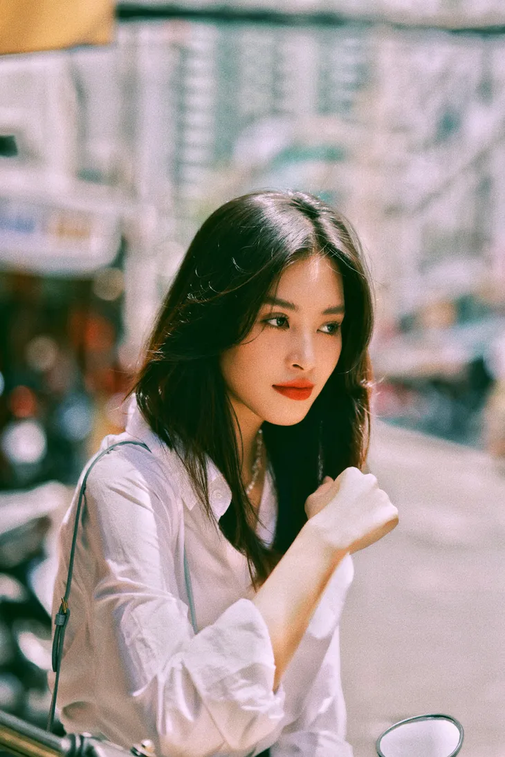 Hoa hậu Tiểu Vy đẹp hút hồn trong bộ ảnh thập niên 90 - Ảnh 4. Hoa hậu Tiểu Vy đẹp hút hồn trong bộ ảnh thập niên 90 - Ảnh 4.