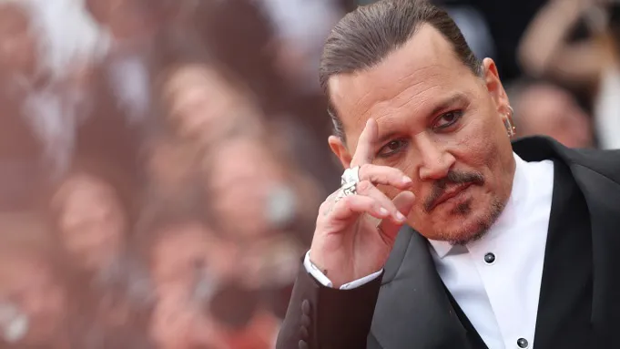 Nhận 7 phút vỗ tay tại LHP Cannes, phim của Johnny Depp vẫn bị chê tẻ nhạt và thất vọng - Ảnh 1. Nhận 7 phút vỗ tay tại LHP Cannes, phim của Johnny Depp vẫn bị chê tẻ nhạt và thất vọng - Ảnh 1.