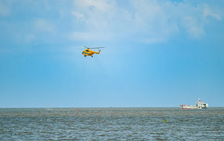 Phi công Trung đoàn 917 bay huấn luyện treo cấp cứu trên vùng biển Rạch Giá - Ảnh 2. Phi công Trung đoàn 917 bay huấn luyện treo cấp cứu trên vùng biển Rạch Giá - Ảnh 2.