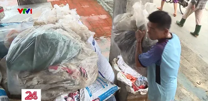 Ô nhiễm trắng bao phủ các cảng cá - Ảnh 2. Ô nhiễm trắng bao phủ các cảng cá - Ảnh 2.
