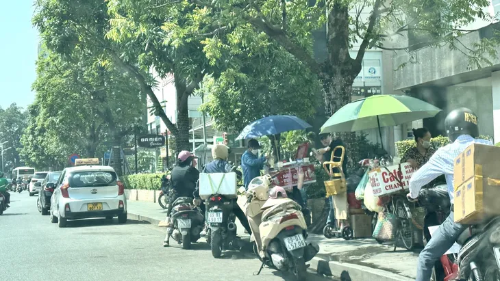 Hà Nội nắng như đổ lửa, nóng bỏng rát - Ảnh 2. Hà Nội nắng như đổ lửa, nóng bỏng rát - Ảnh 2.