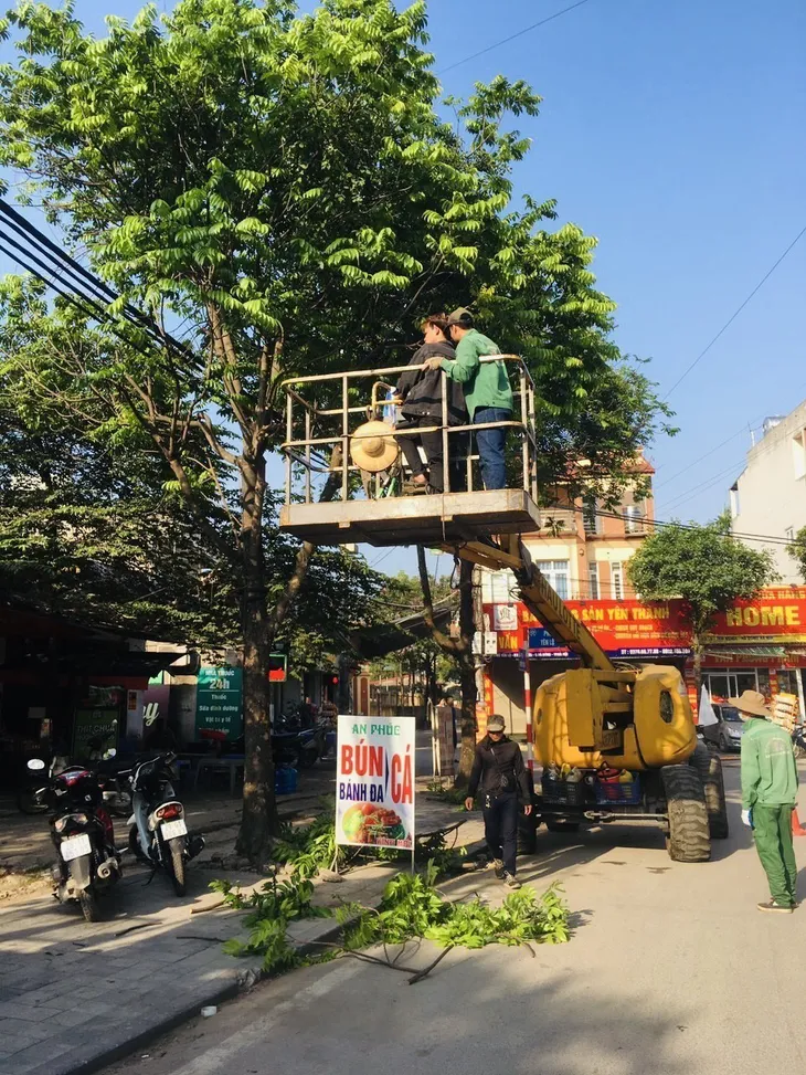 Hà Nội nắng như đổ lửa, nóng bỏng rát - Ảnh 4. Hà Nội nắng như đổ lửa, nóng bỏng rát - Ảnh 4.