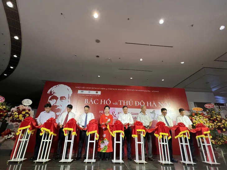 Khai mạc trưng bày chuyên đề Bác Hồ với Thủ đô Hà Nội - Ảnh 1. Khai mạc trưng bày chuyên đề Bác Hồ với Thủ đô Hà Nội - Ảnh 1.