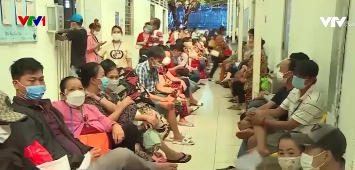 Bệnh viện cũ quá tải, bệnh viện mới xây mãi chưa xong - Ảnh 1. Bệnh viện cũ quá tải, bệnh viện mới xây mãi chưa xong - Ảnh 1.