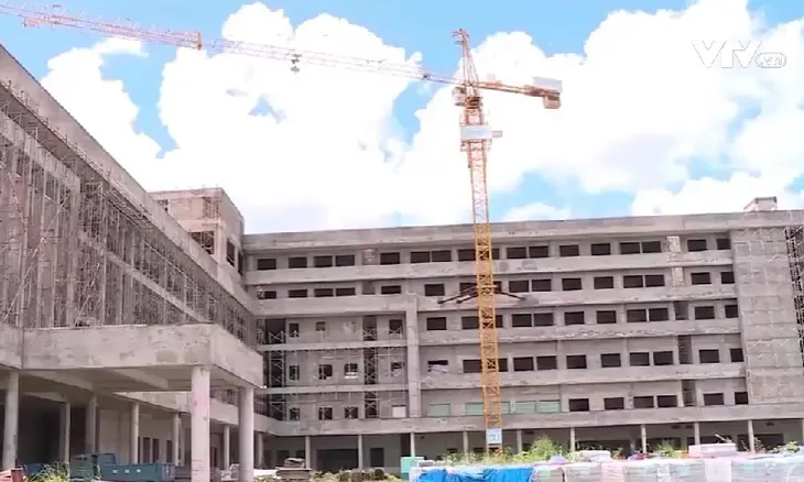 Bệnh viện cũ quá tải, bệnh viện mới xây mãi chưa xong - Ảnh 2. Bệnh viện cũ quá tải, bệnh viện mới xây mãi chưa xong - Ảnh 2.