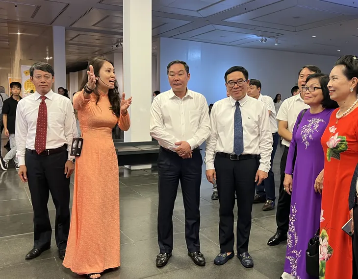 Khai mạc trưng bày chuyên đề Bác Hồ với Thủ đô Hà Nội - Ảnh 4. Khai mạc trưng bày chuyên đề Bác Hồ với Thủ đô Hà Nội - Ảnh 4.