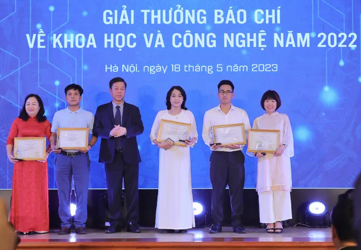 Trao giải thưởng báo chí về khoa học và công nghệ năm 2022 - Ảnh 7. Trao giải thưởng báo chí về khoa học và công nghệ năm 2022 - Ảnh 7.