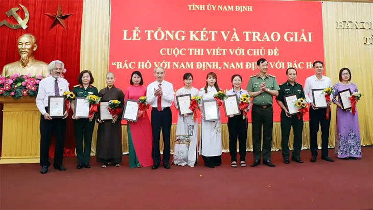 Nhiều hoạt động kỷ niệm 133 năm ngày sinh Chủ tịch Hồ Chí Minh - Ảnh 1. Nhiều hoạt động kỷ niệm 133 năm ngày sinh Chủ tịch Hồ Chí Minh - Ảnh 1.
