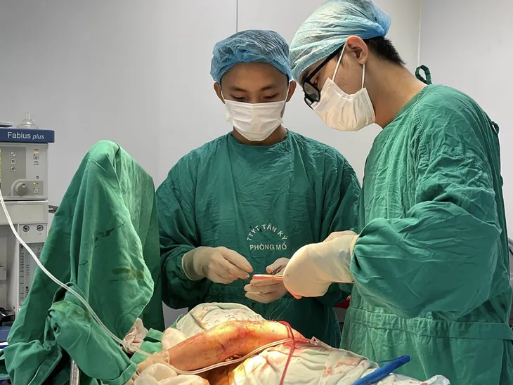Bé gái bị gãy tay do áo chống nắng cuốn vào bánh xe - Ảnh 1. Bé gái bị gãy tay do áo chống nắng cuốn vào bánh xe - Ảnh 1.