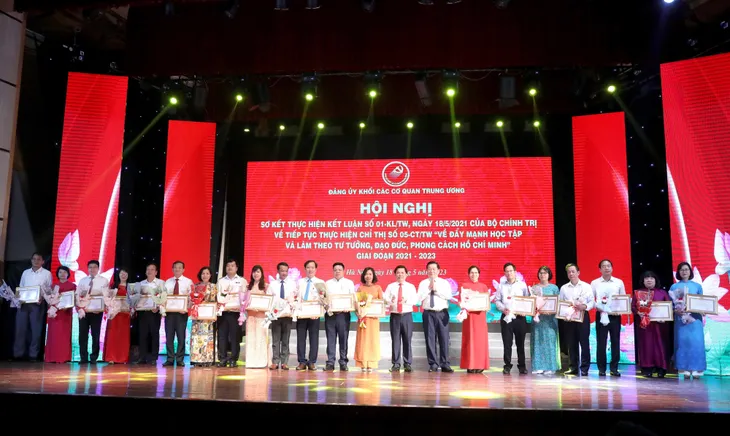 Đẩy mạnh làm theo tư tưởng, đạo đức, phong cách Hồ Chí Minh - Ảnh 1. Đẩy mạnh làm theo tư tưởng, đạo đức, phong cách Hồ Chí Minh - Ảnh 1.