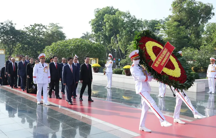 Lãnh đạo Đảng và Nhà nước vào Lăng viếng Chủ tịch Hồ Chí Minh - Ảnh 4. Lãnh đạo Đảng và Nhà nước vào Lăng viếng Chủ tịch Hồ Chí Minh - Ảnh 4.