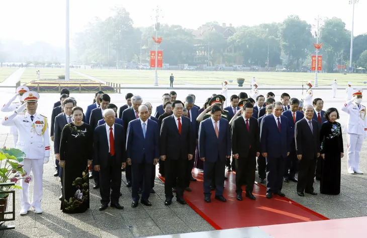 Lãnh đạo Đảng và Nhà nước vào Lăng viếng Chủ tịch Hồ Chí Minh - Ảnh 3. Lãnh đạo Đảng và Nhà nước vào Lăng viếng Chủ tịch Hồ Chí Minh - Ảnh 3.