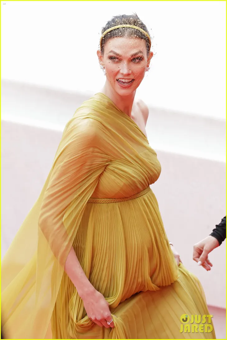 Karlie Kloss khoe bụng bầu trên thảm đỏ LHP Cannes 2023 - Ảnh 2. Karlie Kloss khoe bụng bầu trên thảm đỏ LHP Cannes 2023 - Ảnh 2.