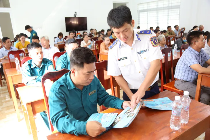 Tuyên truyền biển, đảo và Luật Cảnh sát biển Việt Nam - Ảnh 1. Tuyên truyền biển, đảo và Luật Cảnh sát biển Việt Nam - Ảnh 1.