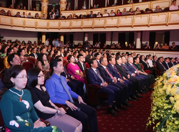 128 tác giả, đồng tác giả được trao Giải thưởng Hồ Chí Minh, Giải thưởng Nhà nước về văn học nghệ thuật - Ảnh 1. 128 tác giả, đồng tác giả được trao Giải thưởng Hồ Chí Minh, Giải thưởng Nhà nước về văn học nghệ thuật - Ảnh 1.