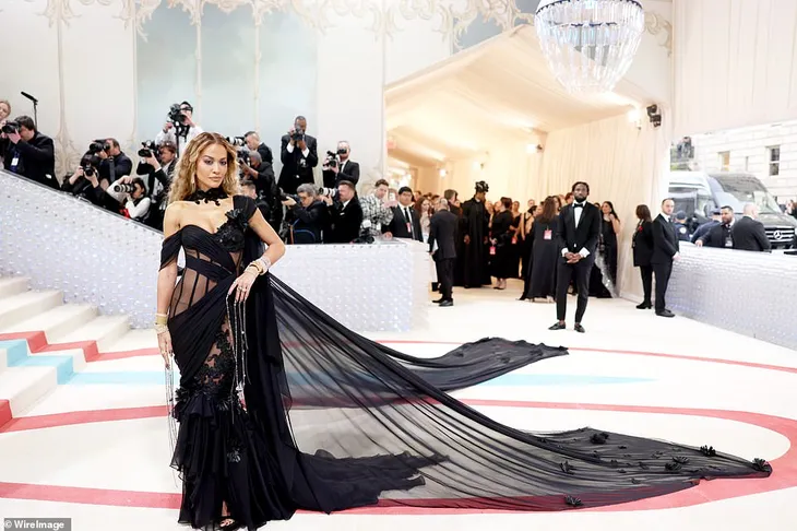 Met Gala 2023 tưởng nhớ NTK Karl Lagerfeld: Cực xa hoa và lộng lẫy - Ảnh 12. Met Gala 2023 tưởng nhớ NTK Karl Lagerfeld: Cực xa hoa và lộng lẫy - Ảnh 12.