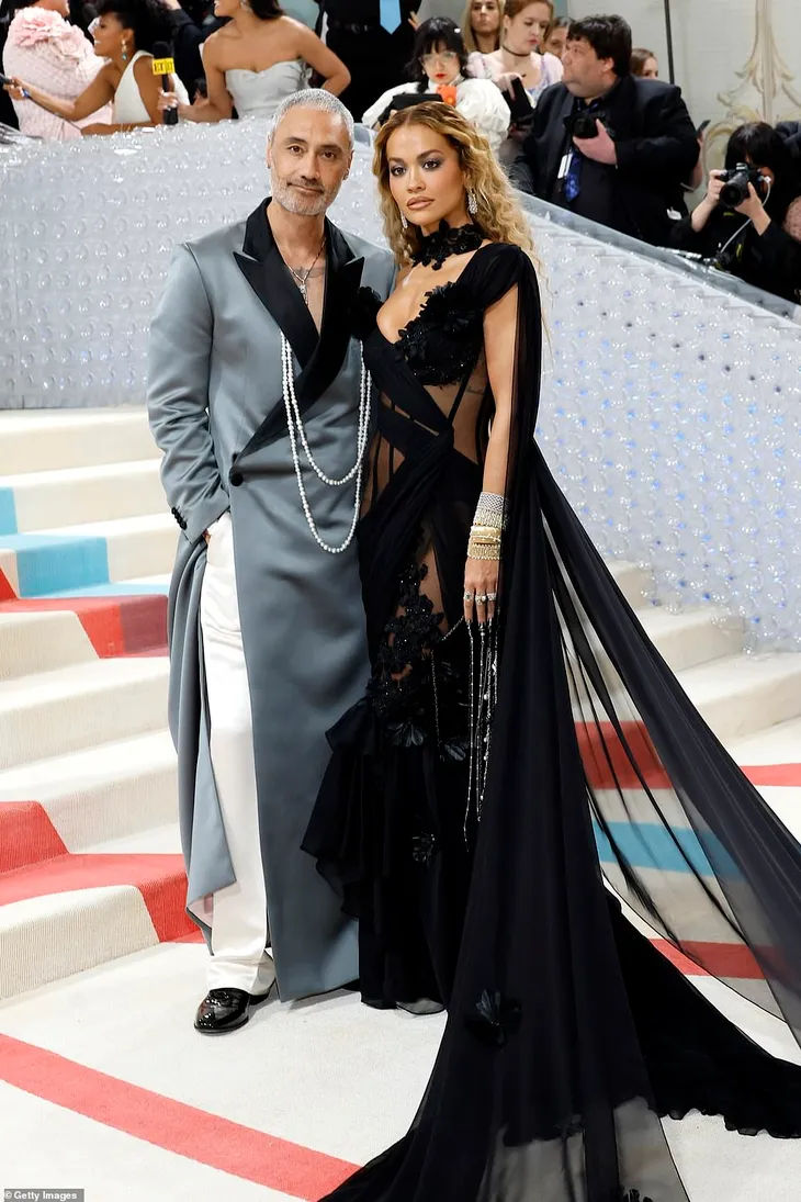 Met Gala 2023 tưởng nhớ NTK Karl Lagerfeld: Cực xa hoa và lộng lẫy - Ảnh 13. Met Gala 2023 tưởng nhớ NTK Karl Lagerfeld: Cực xa hoa và lộng lẫy - Ảnh 13.