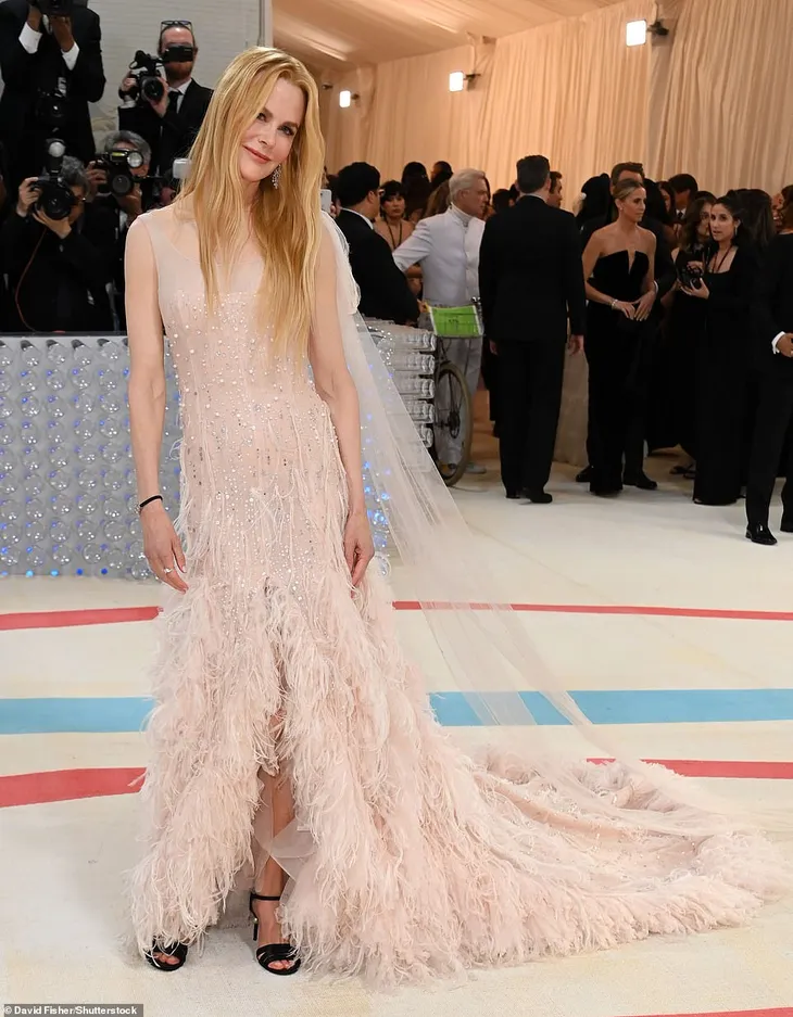 Met Gala 2023 tưởng nhớ NTK Karl Lagerfeld: Cực xa hoa và lộng lẫy - Ảnh 9. Met Gala 2023 tưởng nhớ NTK Karl Lagerfeld: Cực xa hoa và lộng lẫy - Ảnh 9.
