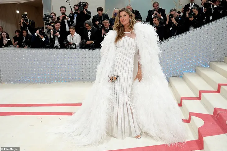 Met Gala 2023 tưởng nhớ NTK Karl Lagerfeld: Cực xa hoa và lộng lẫy - Ảnh 4. Met Gala 2023 tưởng nhớ NTK Karl Lagerfeld: Cực xa hoa và lộng lẫy - Ảnh 4.