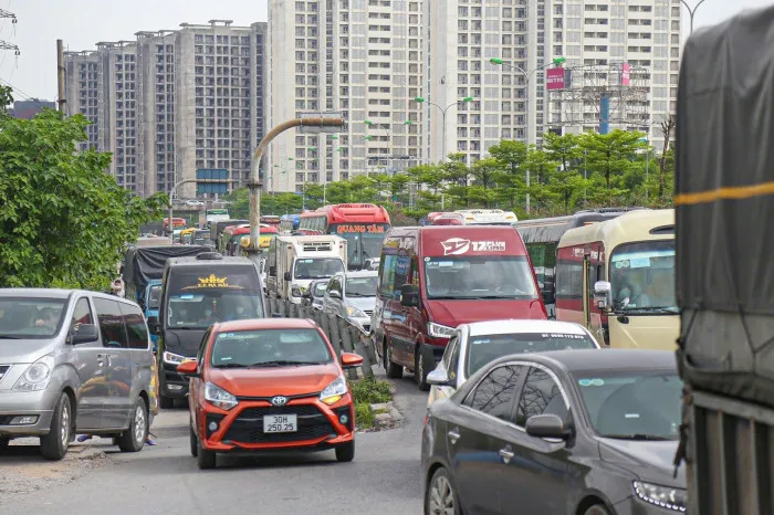 Cửa ngõ Thủ đô đông nghẹt, người và xe ì ạch nhích từng bước - Ảnh 3. Cửa ngõ Thủ đô đông nghẹt, người và xe ì ạch nhích từng bước - Ảnh 3.