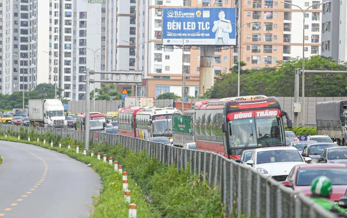 Cửa ngõ Thủ đô đông nghẹt, người và xe ì ạch nhích từng bước - Ảnh 1. Cửa ngõ Thủ đô đông nghẹt, người và xe ì ạch nhích từng bước - Ảnh 1.