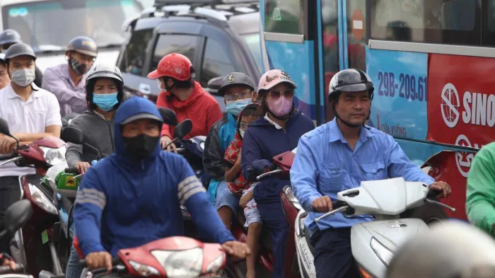 Cửa ngõ Thủ đô đông nghẹt, người và xe ì ạch nhích từng bước - Ảnh 4. Cửa ngõ Thủ đô đông nghẹt, người và xe ì ạch nhích từng bước - Ảnh 4.