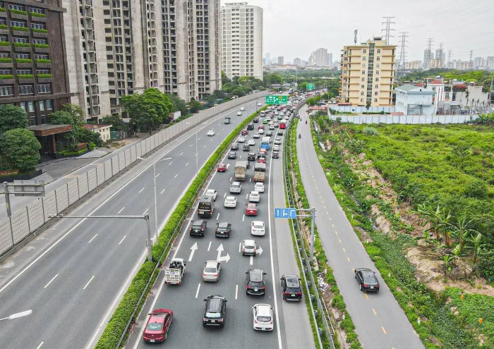 Cửa ngõ Thủ đô đông nghẹt, người và xe ì ạch nhích từng bước - Ảnh 5. Cửa ngõ Thủ đô đông nghẹt, người và xe ì ạch nhích từng bước - Ảnh 5.