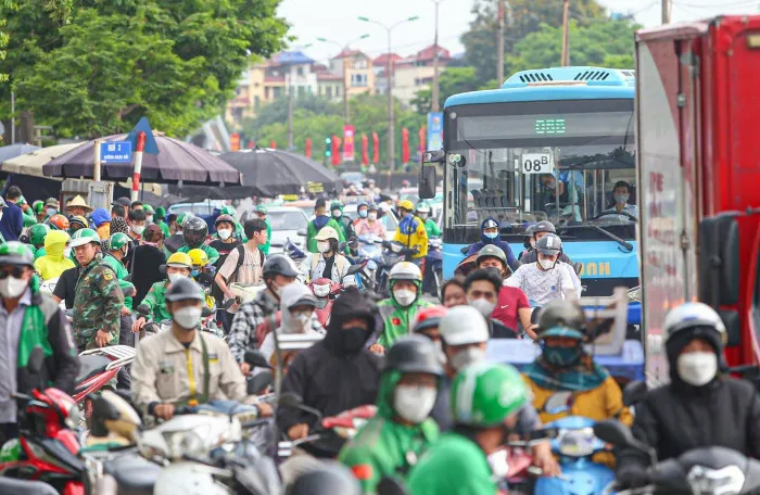 Cửa ngõ Thủ đô đông nghẹt, người và xe ì ạch nhích từng bước - Ảnh 6. Cửa ngõ Thủ đô đông nghẹt, người và xe ì ạch nhích từng bước - Ảnh 6.