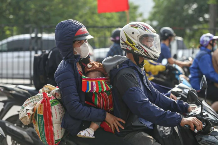 Cửa ngõ Thủ đô đông nghẹt, người và xe ì ạch nhích từng bước - Ảnh 8. Cửa ngõ Thủ đô đông nghẹt, người và xe ì ạch nhích từng bước - Ảnh 8.