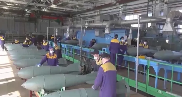 Nga tăng tốc sản xuất vũ khí đáp ứng nhu cầu chiến dịch ở Ukraine - Ảnh 1. Nga tăng tốc sản xuất vũ khí đáp ứng nhu cầu chiến dịch ở Ukraine - Ảnh 1.