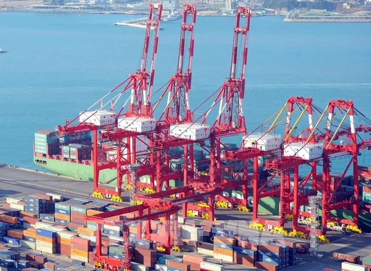 Xuất khẩu của Hàn Quốc giảm tháng thứ bảy liên tiếp - Ảnh 1.