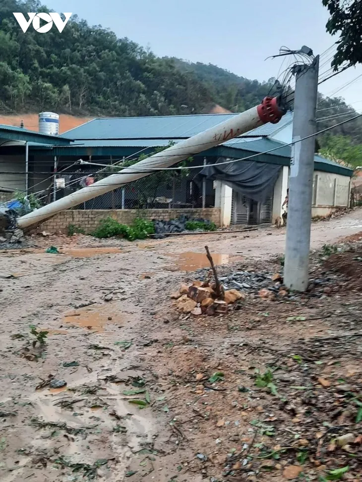 Giông lốc kèm mưa đá gây thiệt hại nhiều nhà dân tại Điện Biên - Ảnh 2. Giông lốc kèm mưa đá gây thiệt hại nhiều nhà dân tại Điện Biên - Ảnh 2.