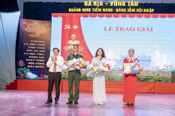 Bà Rịa-Vũng Tàu: 36 tác phẩm được trao giải đợt 1 Cuộc thi viết về Chủ tịch Hồ Chí Minh - Ảnh 2. Bà Rịa-Vũng Tàu: 36 tác phẩm được trao giải đợt 1 Cuộc thi viết về Chủ tịch Hồ Chí Minh - Ảnh 2.