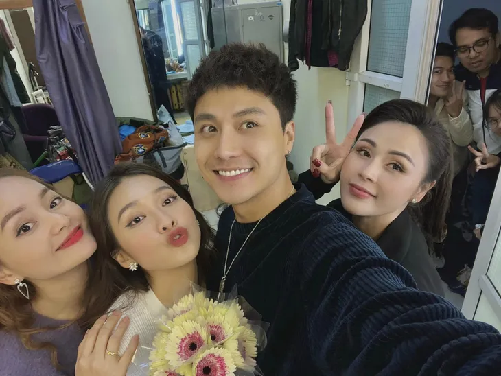 Hậu trường Gia đình mình vui bất thình lình: Thanh Sơn hạnh phúc bên vợ cũ, người yêu cũ và vợ mới - Ảnh 2. Hậu trường Gia đình mình vui bất thình lình: Thanh Sơn hạnh phúc bên vợ cũ, người yêu cũ và vợ mới - Ảnh 2.