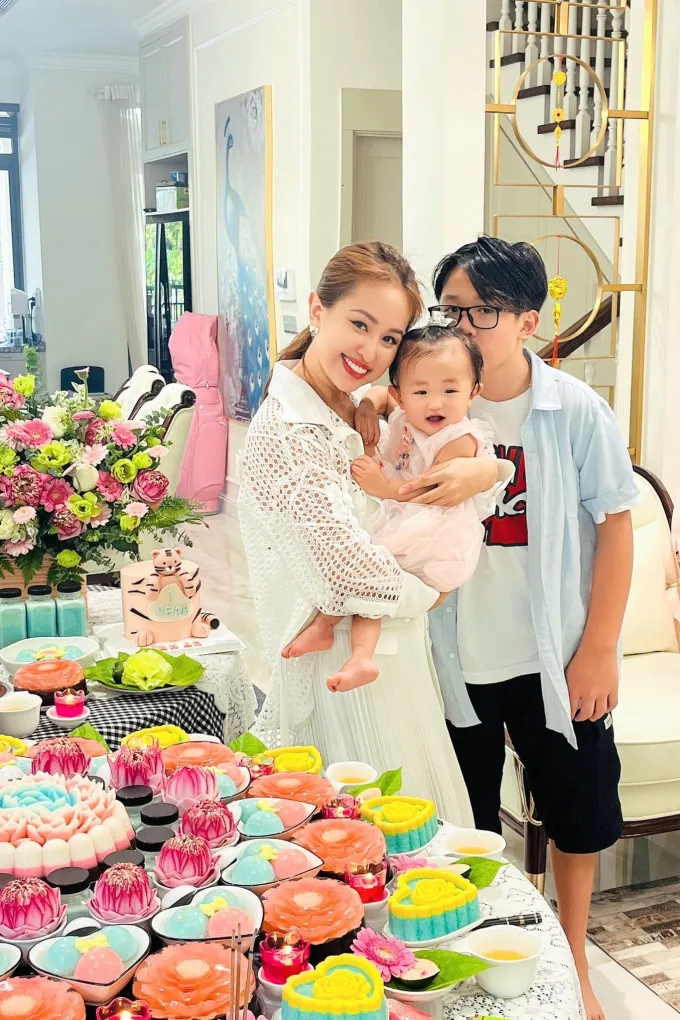 Chung Thanh Phong khoe thiết kế được Phạm Băng Băng diện tại Cannes, bà bầu Nhã Phương xinh đẹp - Ảnh 6. Chung Thanh Phong khoe thiết kế được Phạm Băng Băng diện tại Cannes, bà bầu Nhã Phương xinh đẹp - Ảnh 6.