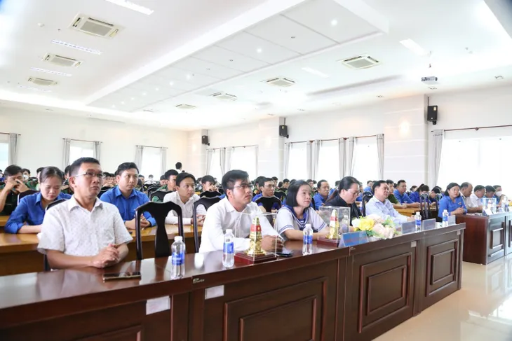 Bến Tre: Tặng cây giống và đất sạch chung tay Xanh hóa Trường Sa - Ảnh 1. Bến Tre: Tặng cây giống và đất sạch chung tay Xanh hóa Trường Sa - Ảnh 1.