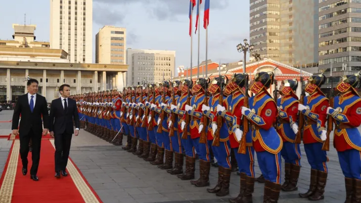 Tổng thống Pháp lần đầu thăm Mông Cổ - Ảnh 1. Tổng thống Pháp lần đầu thăm Mông Cổ - Ảnh 1.