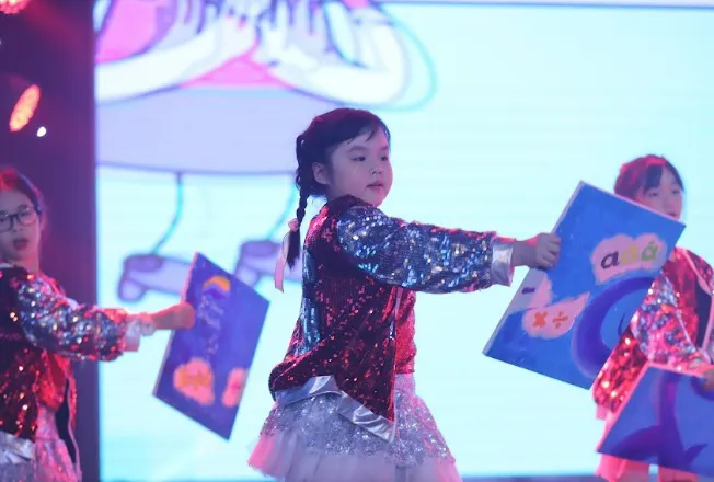 Học sinh phổ thông biểu diễn nghệ thuật gây quỹ từ thiện vì người nghèo - Ảnh 2. Học sinh phổ thông biểu diễn nghệ thuật gây quỹ từ thiện vì người nghèo - Ảnh 2.