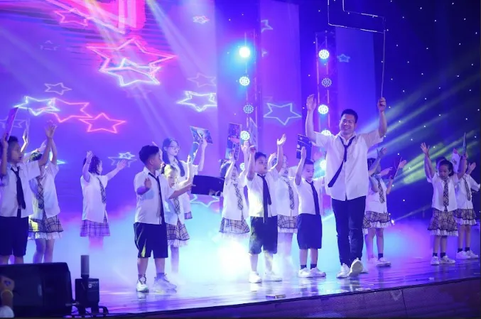 Học sinh phổ thông biểu diễn nghệ thuật gây quỹ từ thiện vì người nghèo - Ảnh 3. Học sinh phổ thông biểu diễn nghệ thuật gây quỹ từ thiện vì người nghèo - Ảnh 3.