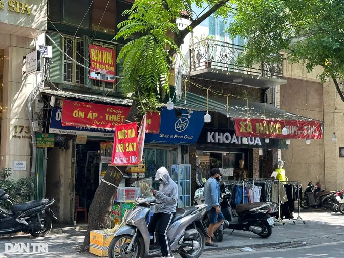 Nhà phố Hà Nội được rao bán rầm rộ, giá lên tới cả tỷ đồng/m2 - Ảnh 2. Nhà phố Hà Nội được rao bán rầm rộ, giá lên tới cả tỷ đồng/m2 - Ảnh 2.