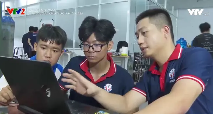 Sinh viên trường Đại học Sư phạm Kỹ thuật TP Hồ Chí Minh thâu đêm chế tạo robot - Ảnh 2. Sinh viên trường Đại học Sư phạm Kỹ thuật TP Hồ Chí Minh thâu đêm chế tạo robot - Ảnh 2.